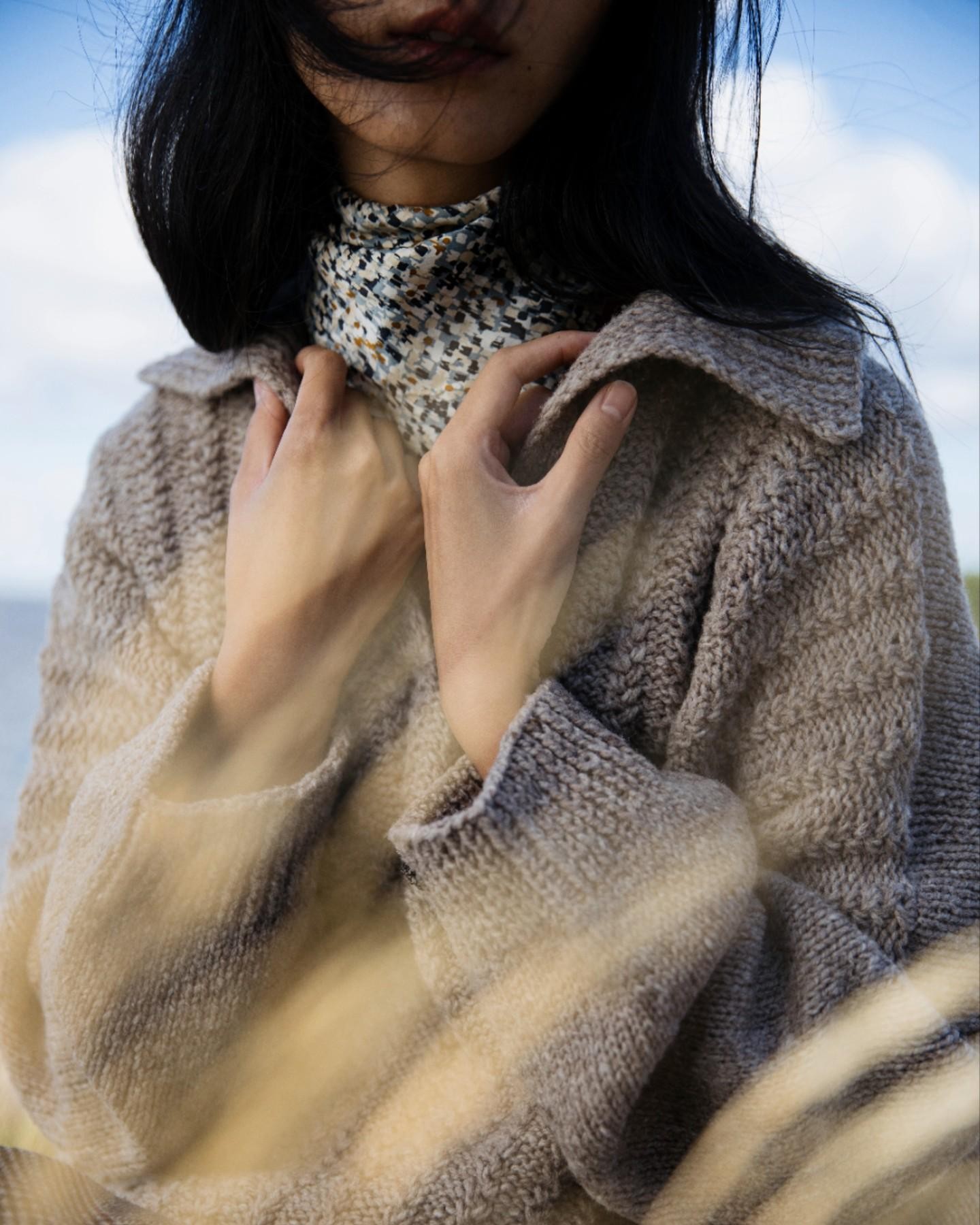 Теплый пуловер с воротником-джонни