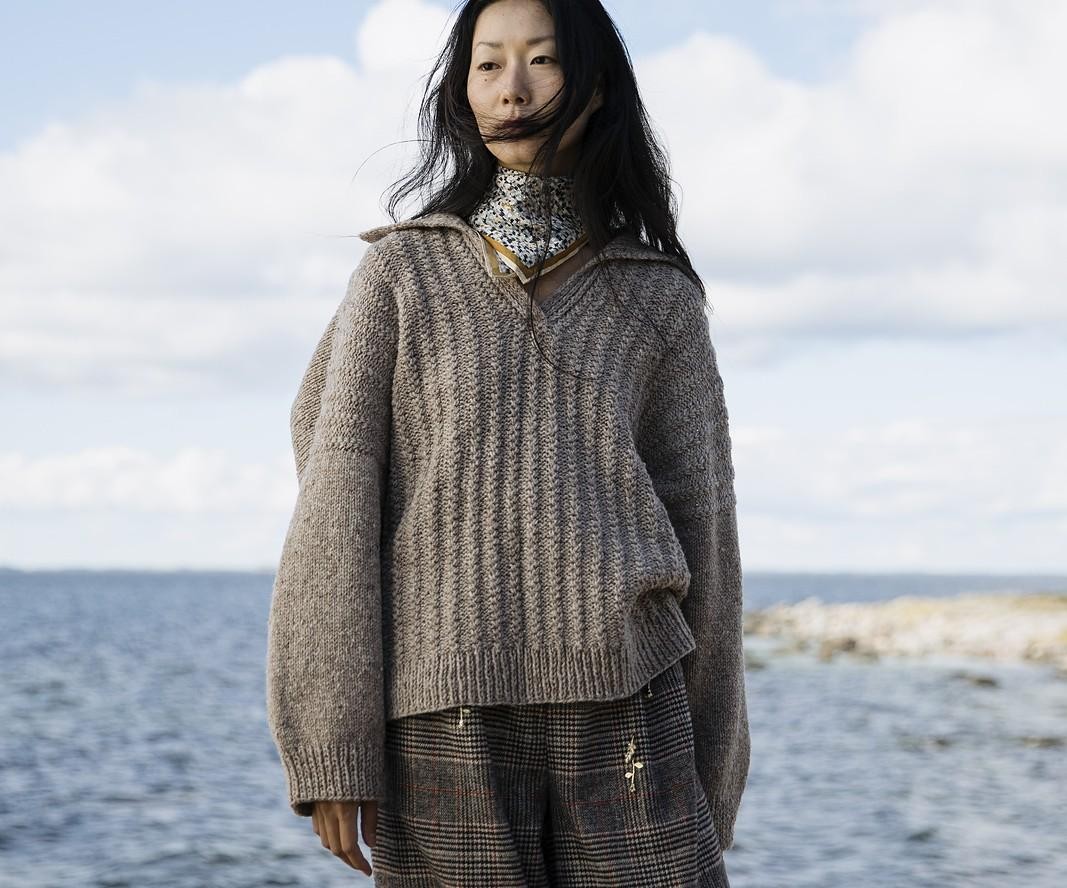 Теплый пуловер с воротником-джонни