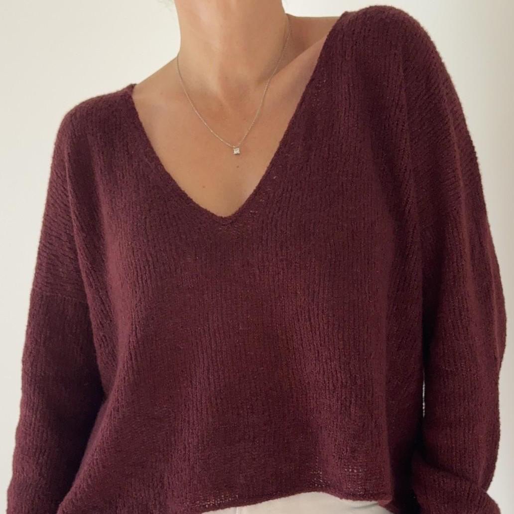 Пуловер с японским плечом и V-горловиной Twofold Lite, вязаный из букле