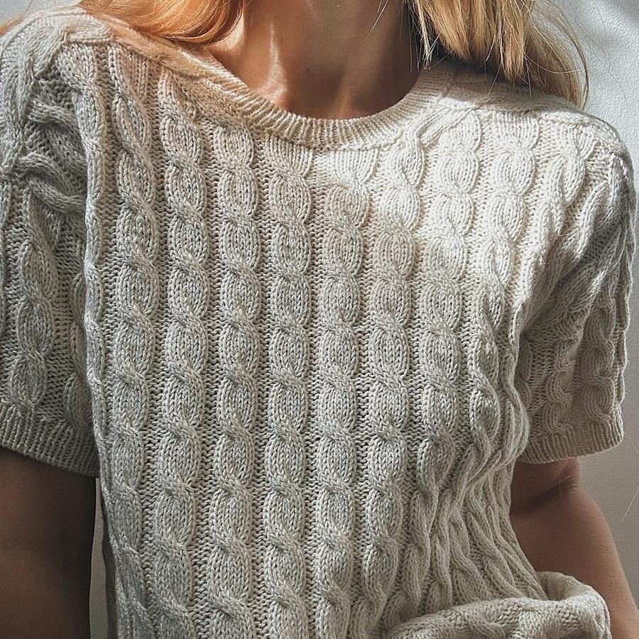 Модная футболка косами Tee no. 2, вязаная спицами сверху