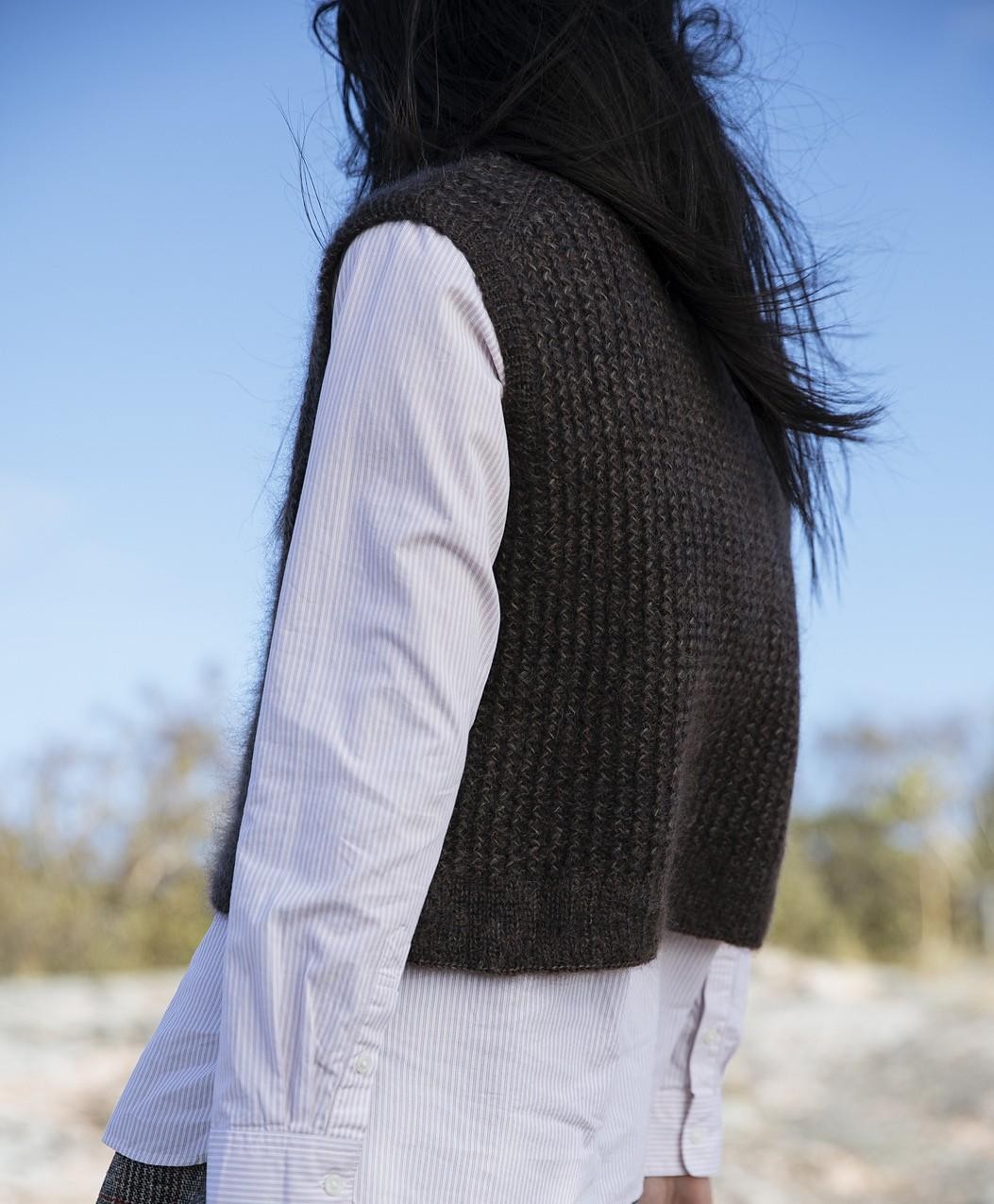 Стильная безрукавка спицами