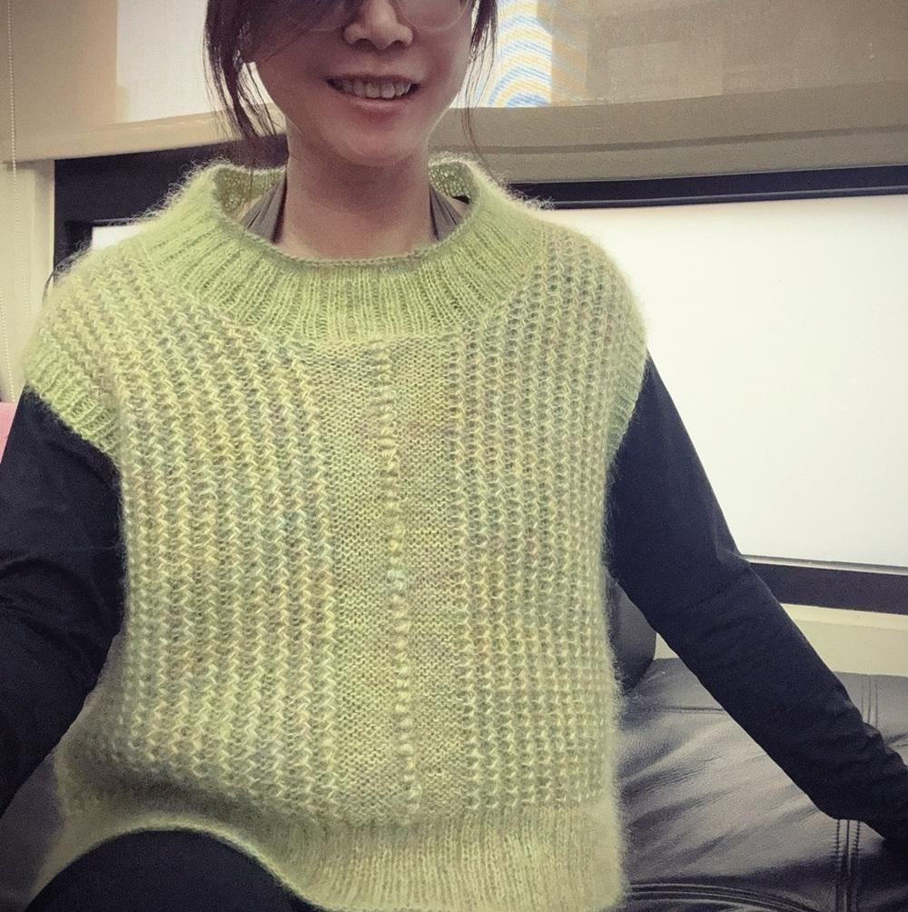 Стильная безрукавка спицами