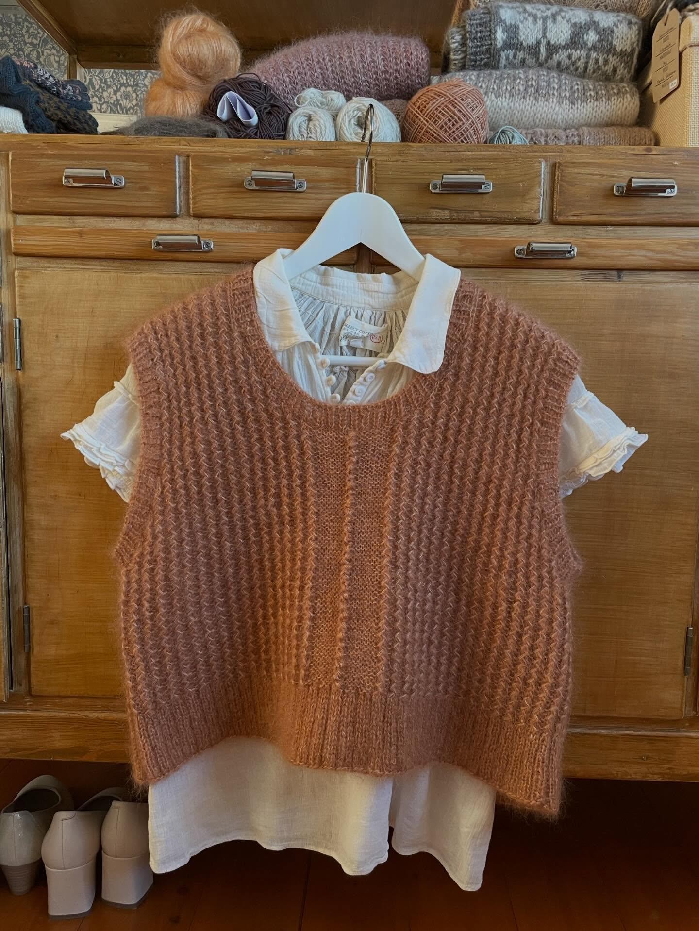 Стильная безрукавка спицами