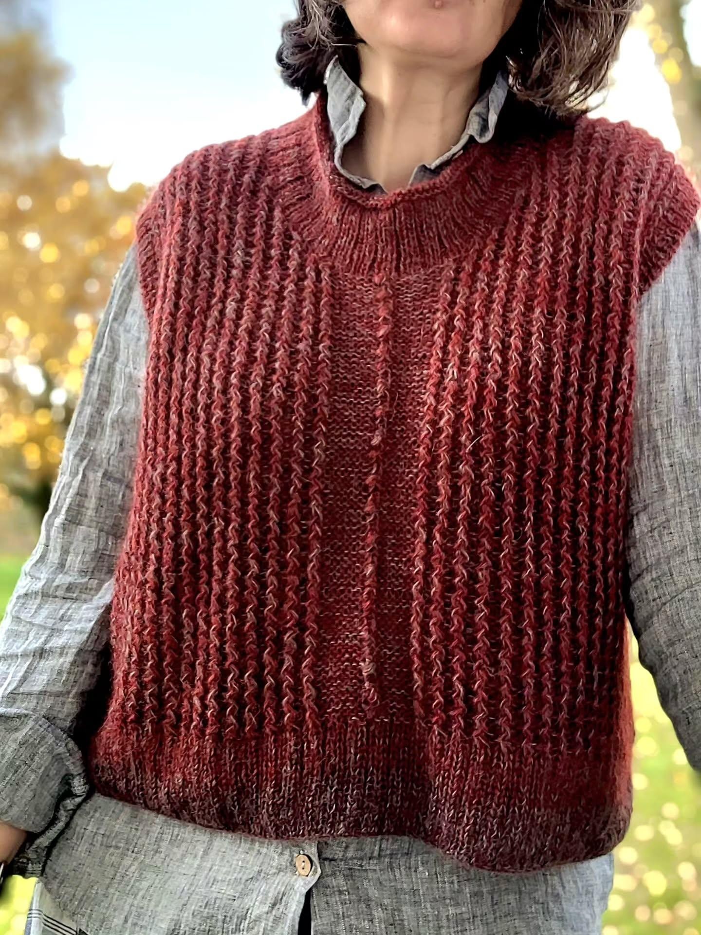 Стильная безрукавка спицами