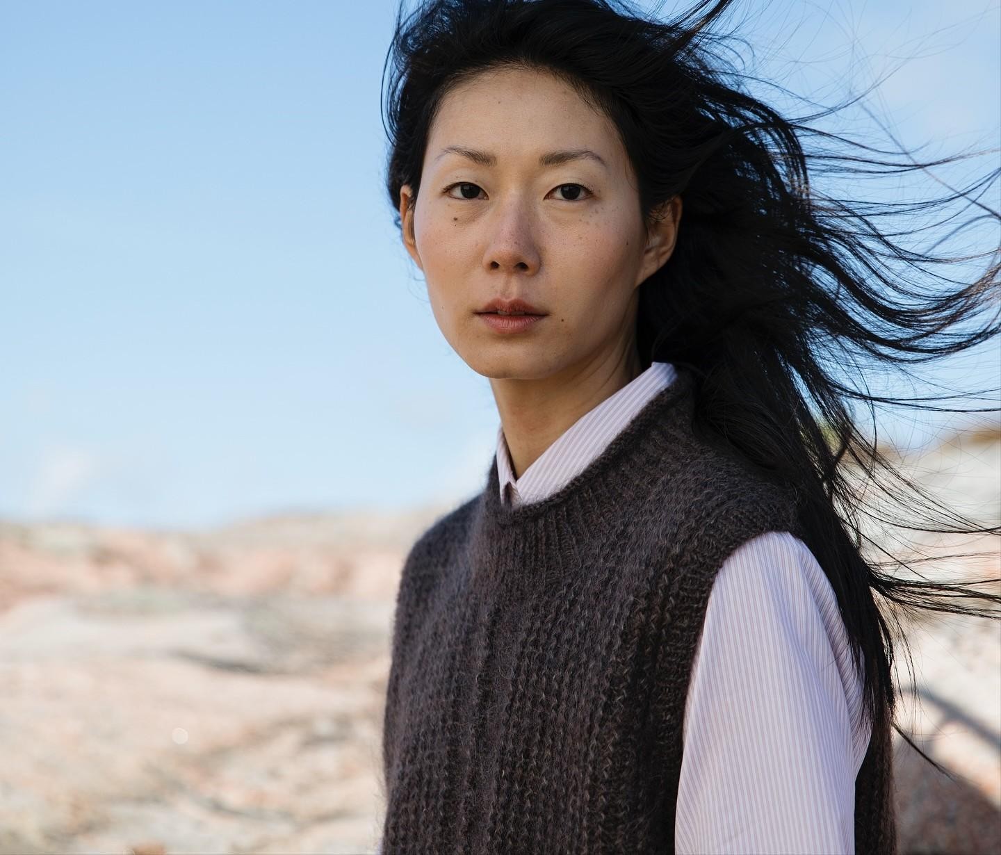 Стильная безрукавка спицами