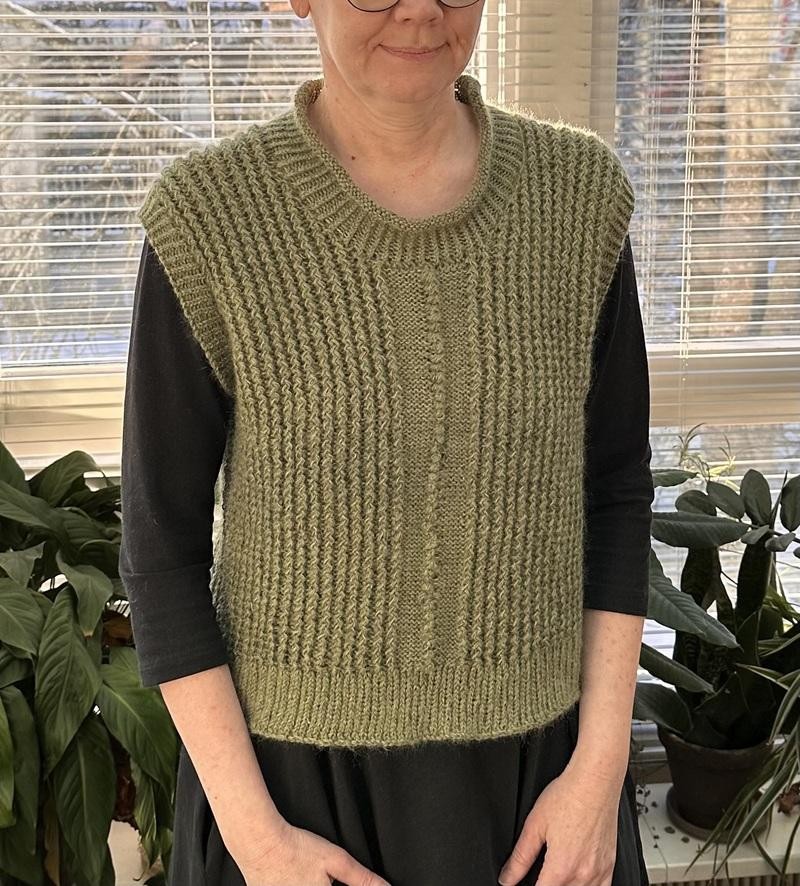 Стильная безрукавка спицами