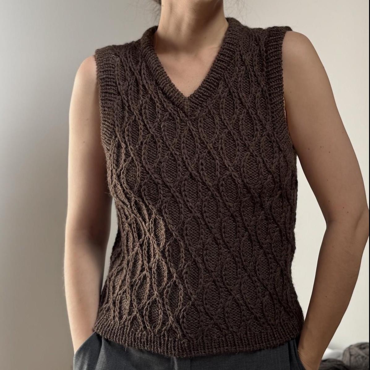Вязаная спицами красивая текстурная безрукавка спицами Saco V-Neck