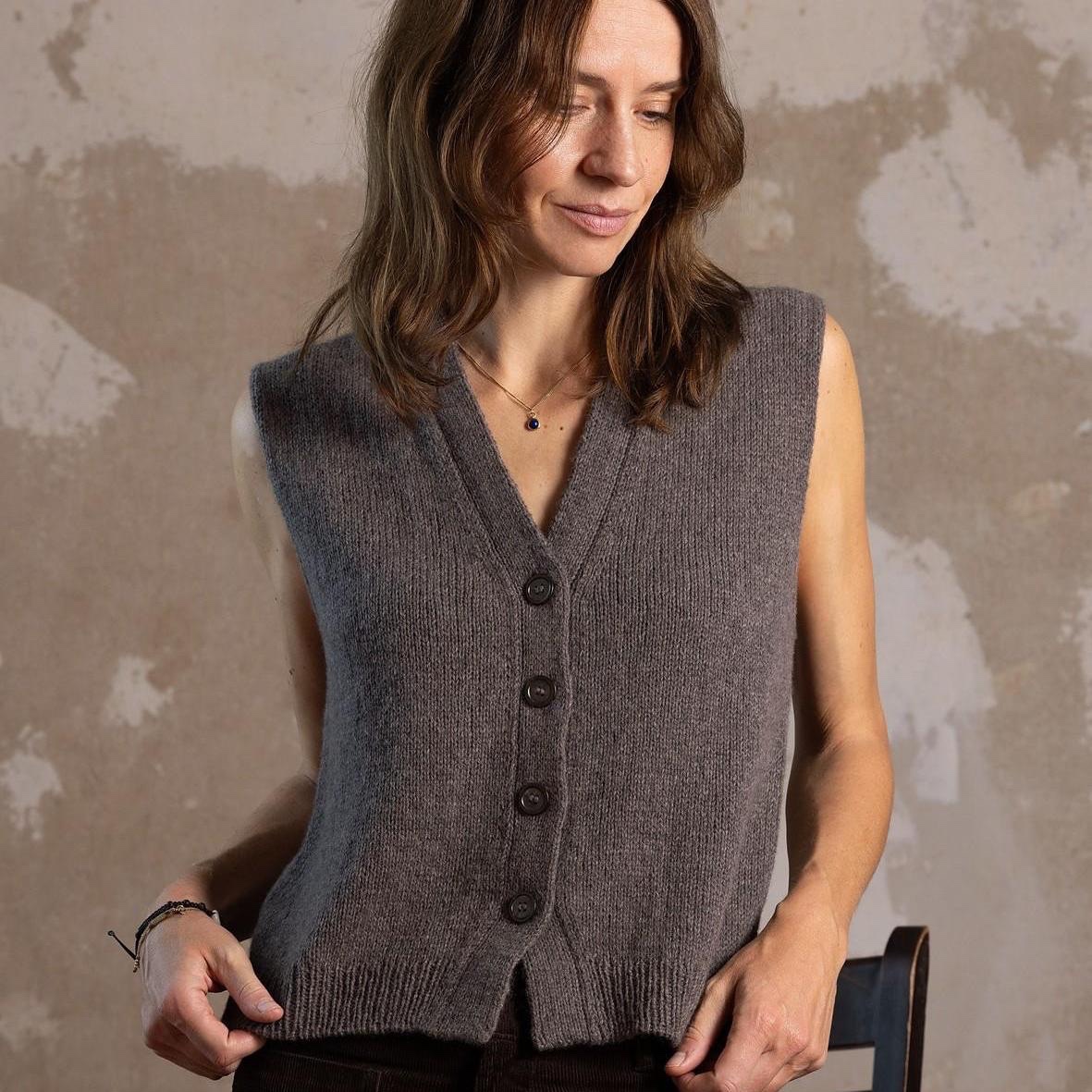 Элегантный жилет спицами