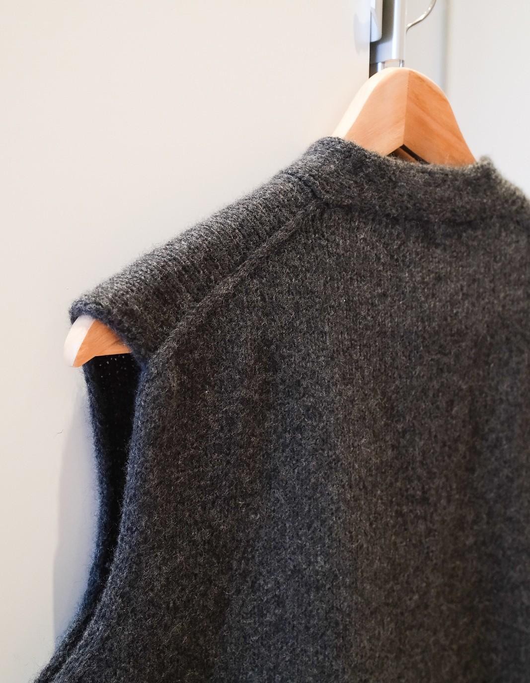 Элегантный жилет спицами