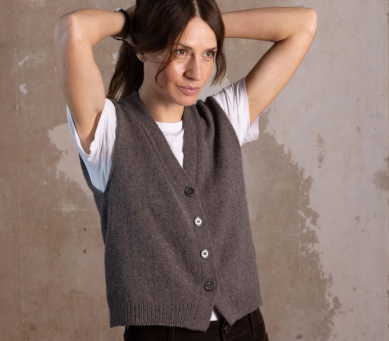 Элегантный жилет спицами