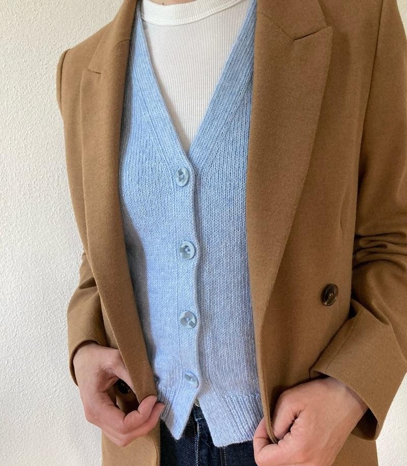 Элегантный жилет спицами