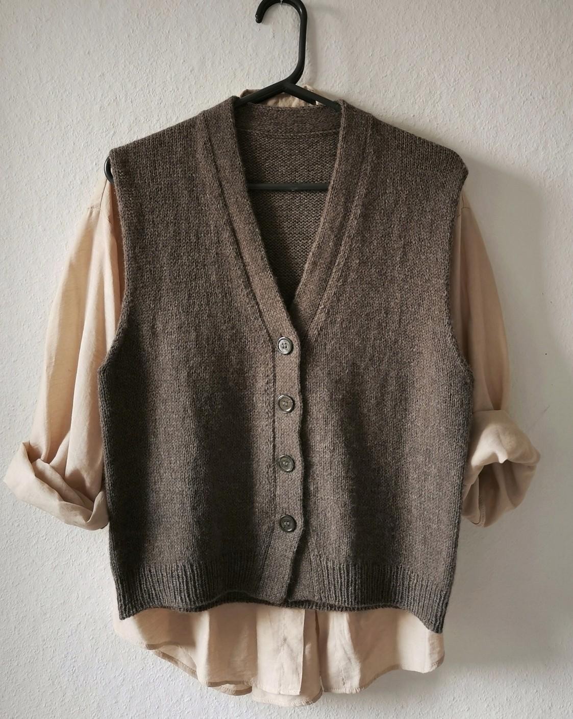 Элегантный жилет спицами