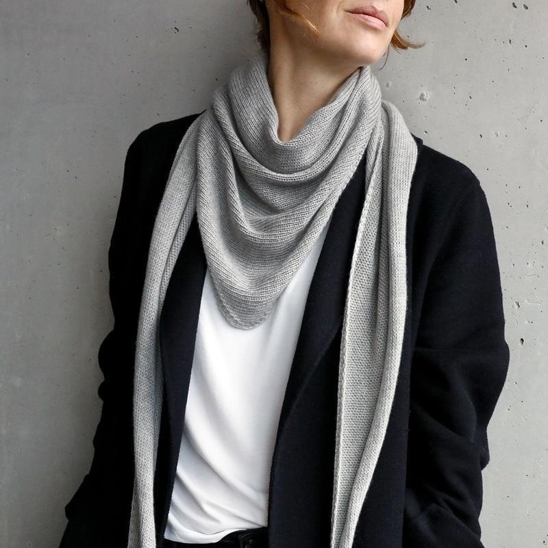 Вязаная спицами простая треугольная шаль Easypeasy