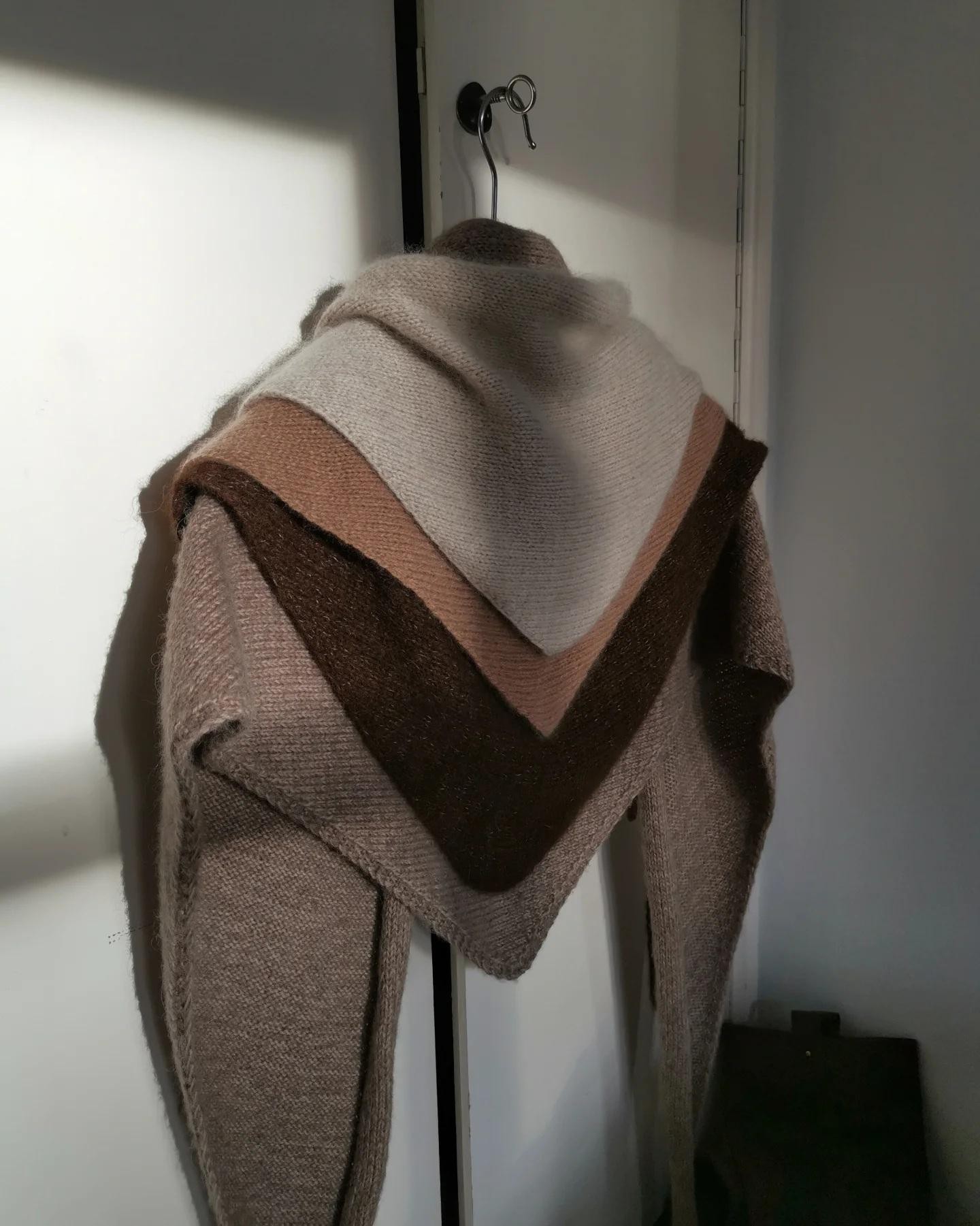 Простая шаль спицами