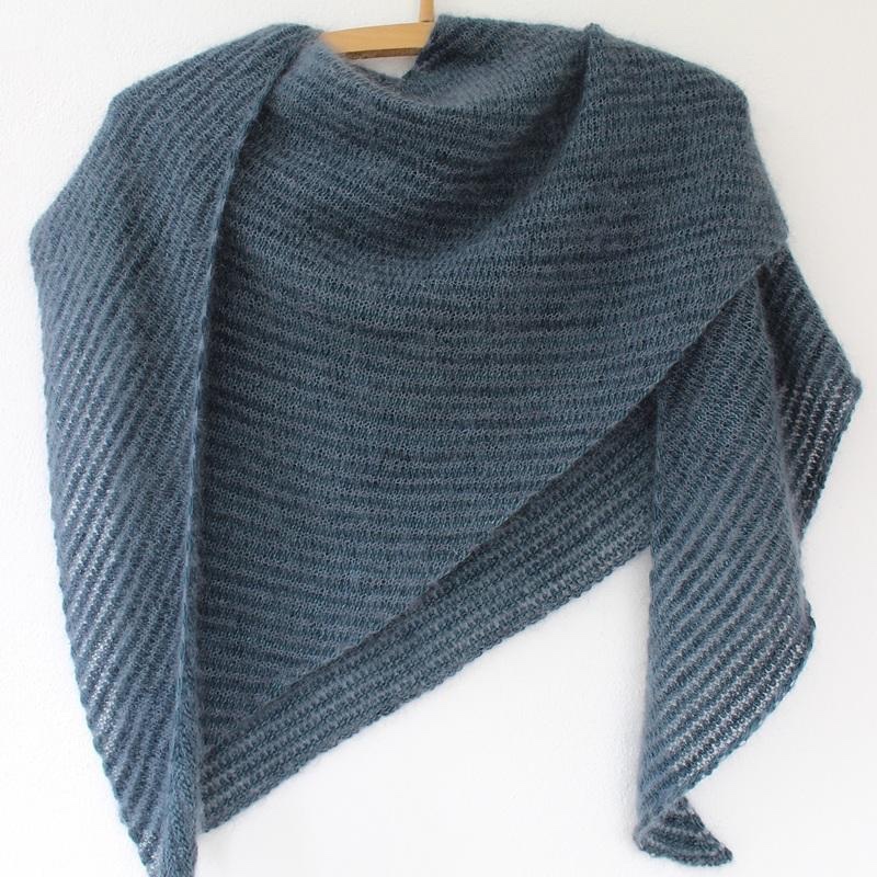 Двухцветная тонкая шаль East River, вязаная спицами от угла