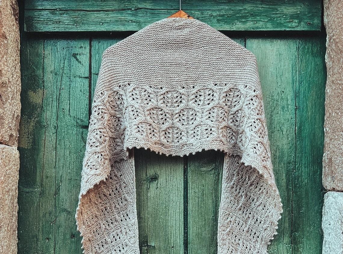 Красивая текстурная шаль спицами