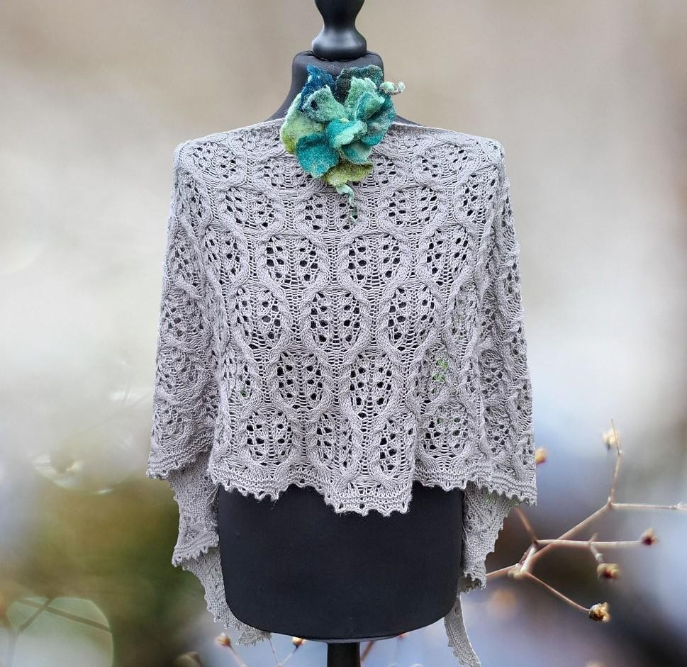 Красивая текстурная шаль спицами