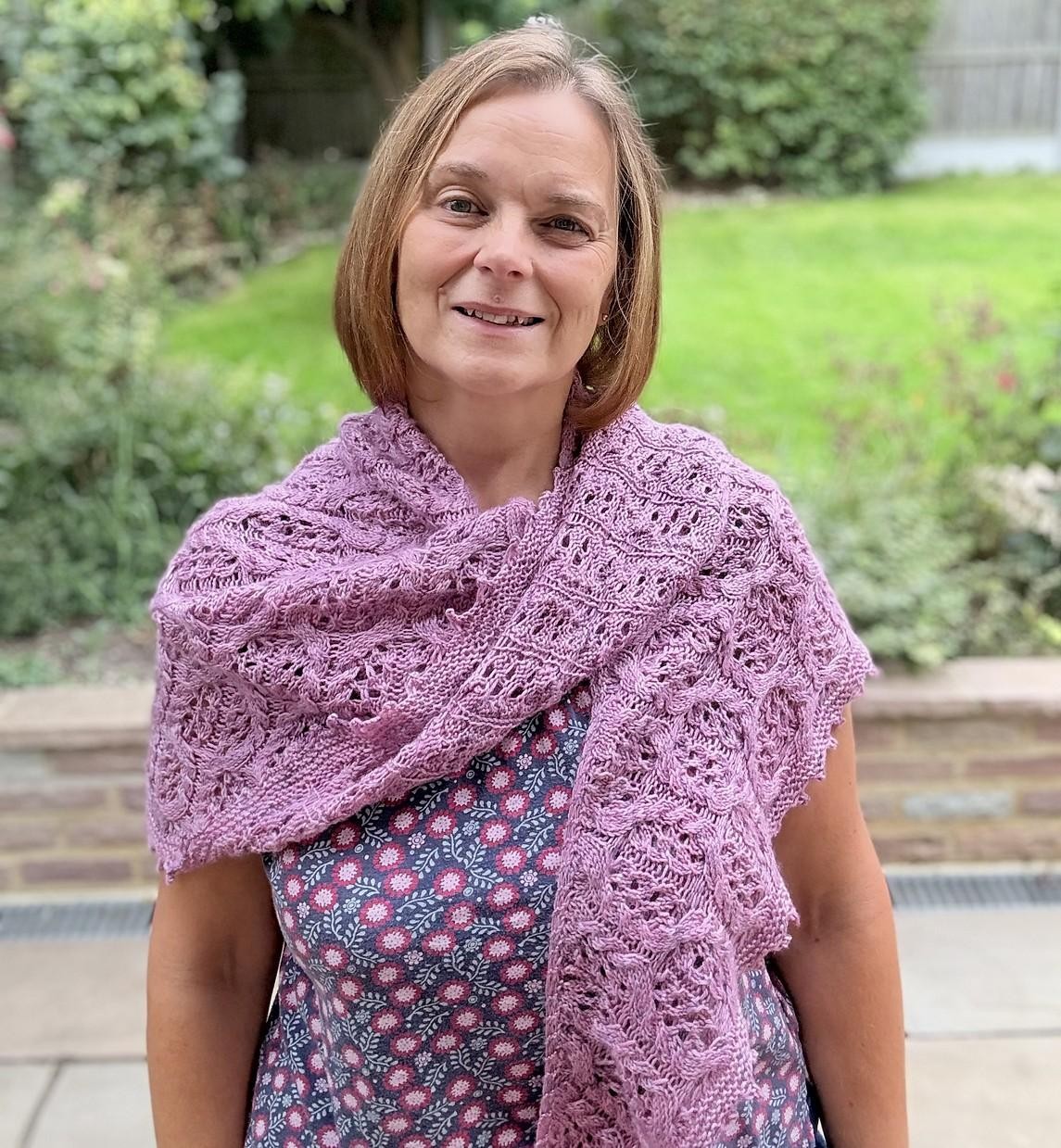 Красивая текстурная шаль спицами