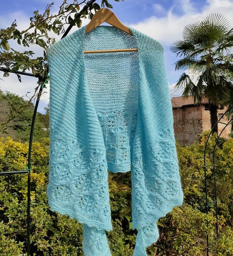 Красивая текстурная шаль спицами