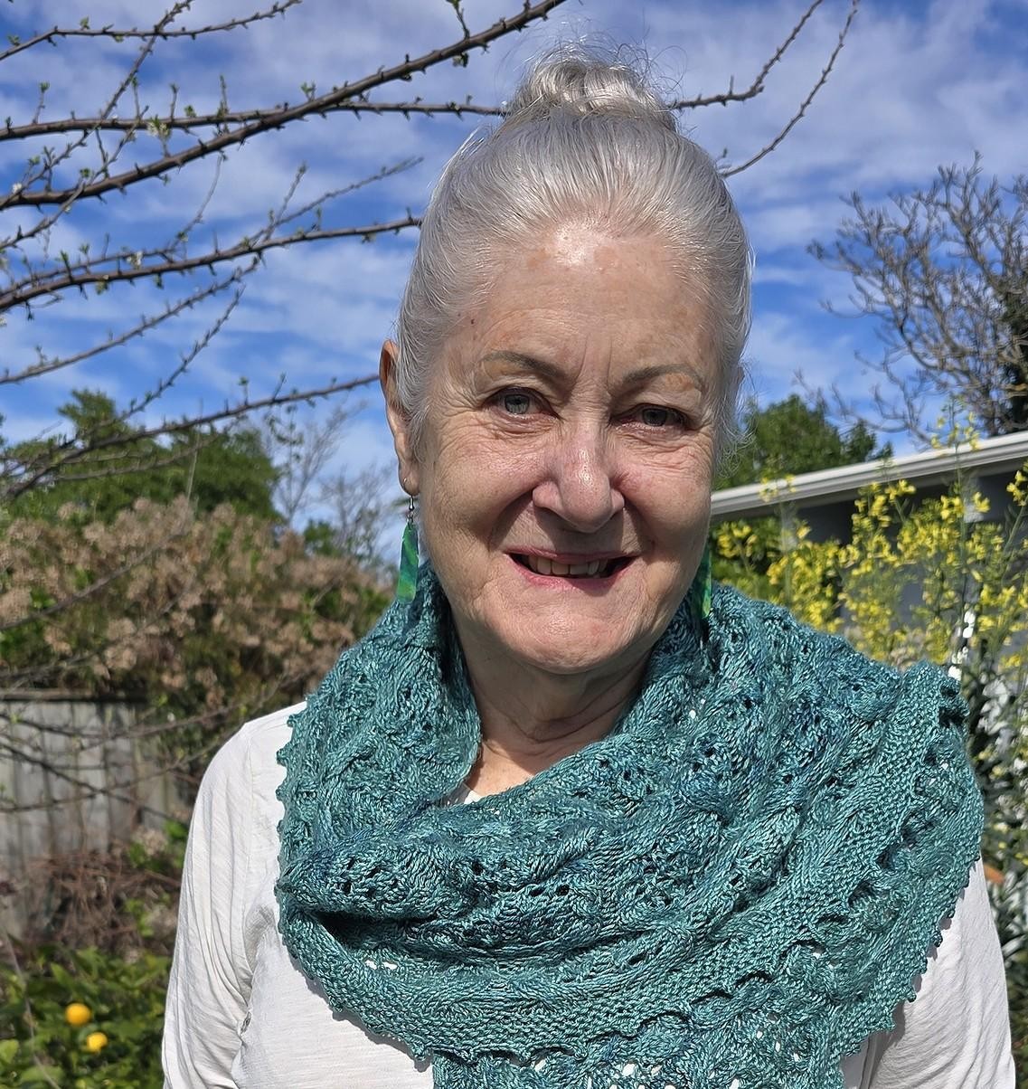 Красивая текстурная шаль спицами