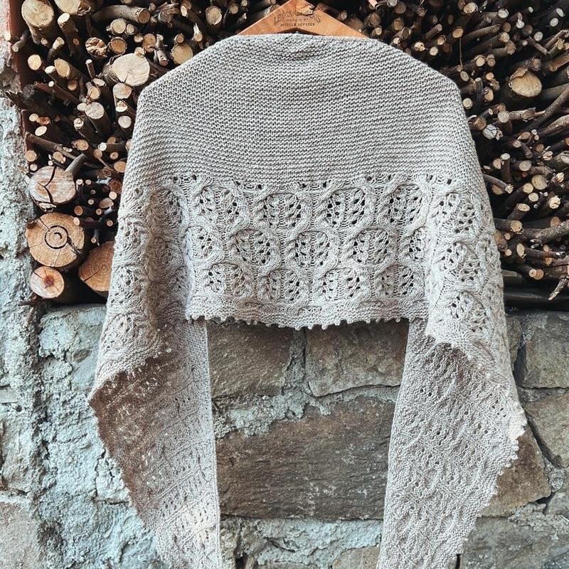 Вязаная спицами красивая текстурная шаль Embers Crescent