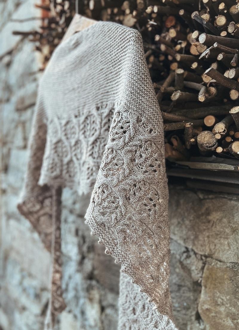 Красивая текстурная шаль спицами