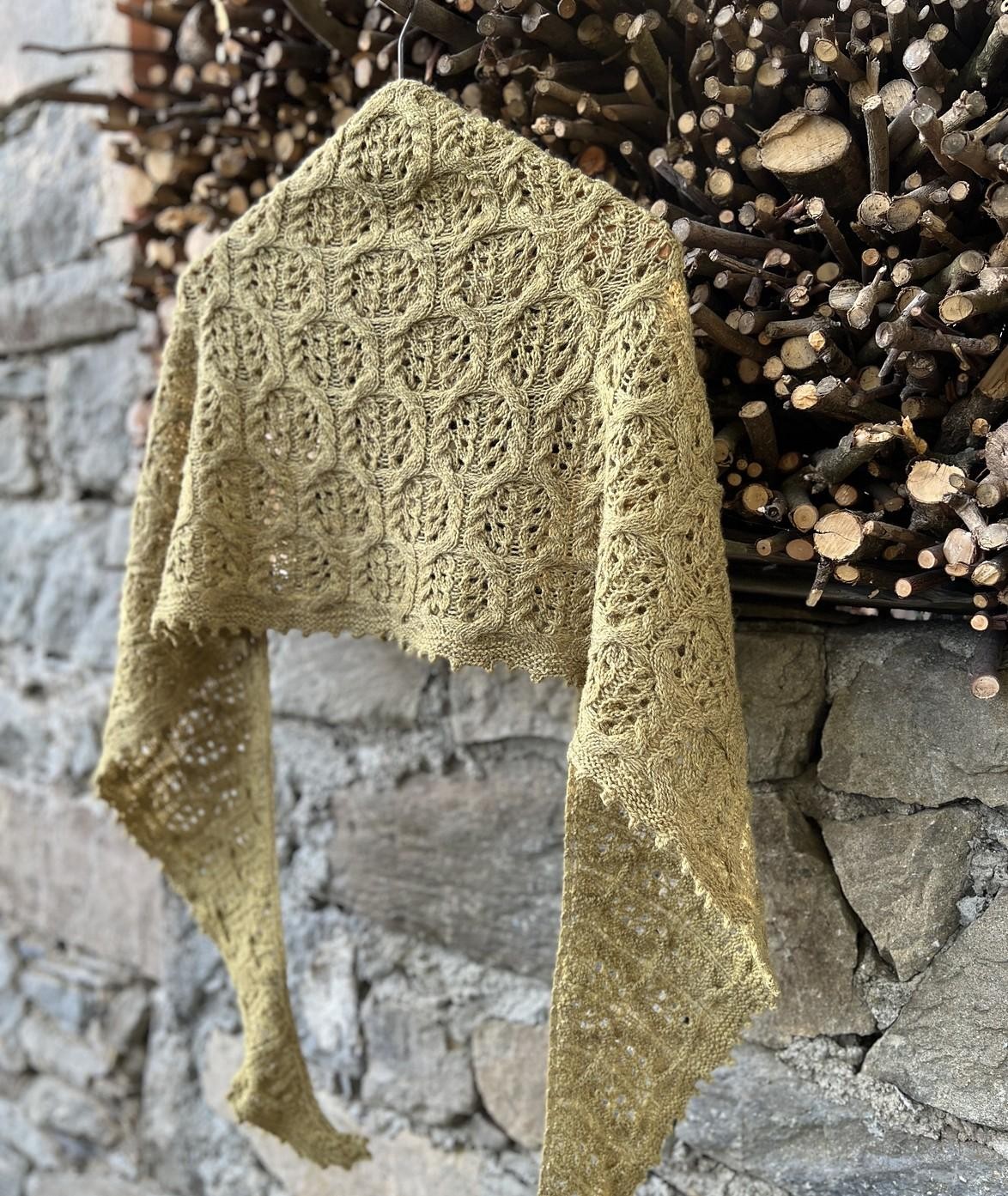 Красивая текстурная шаль спицами