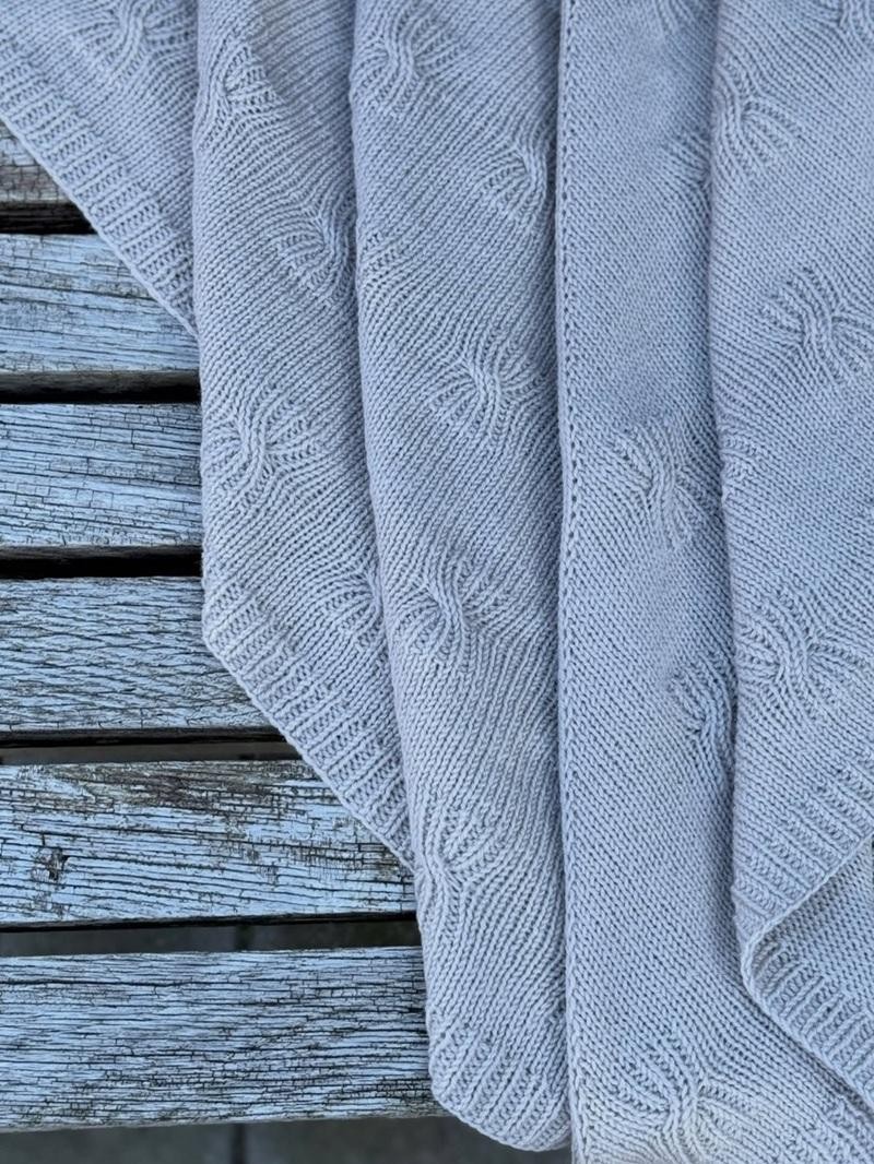 Красивая шаль спицами