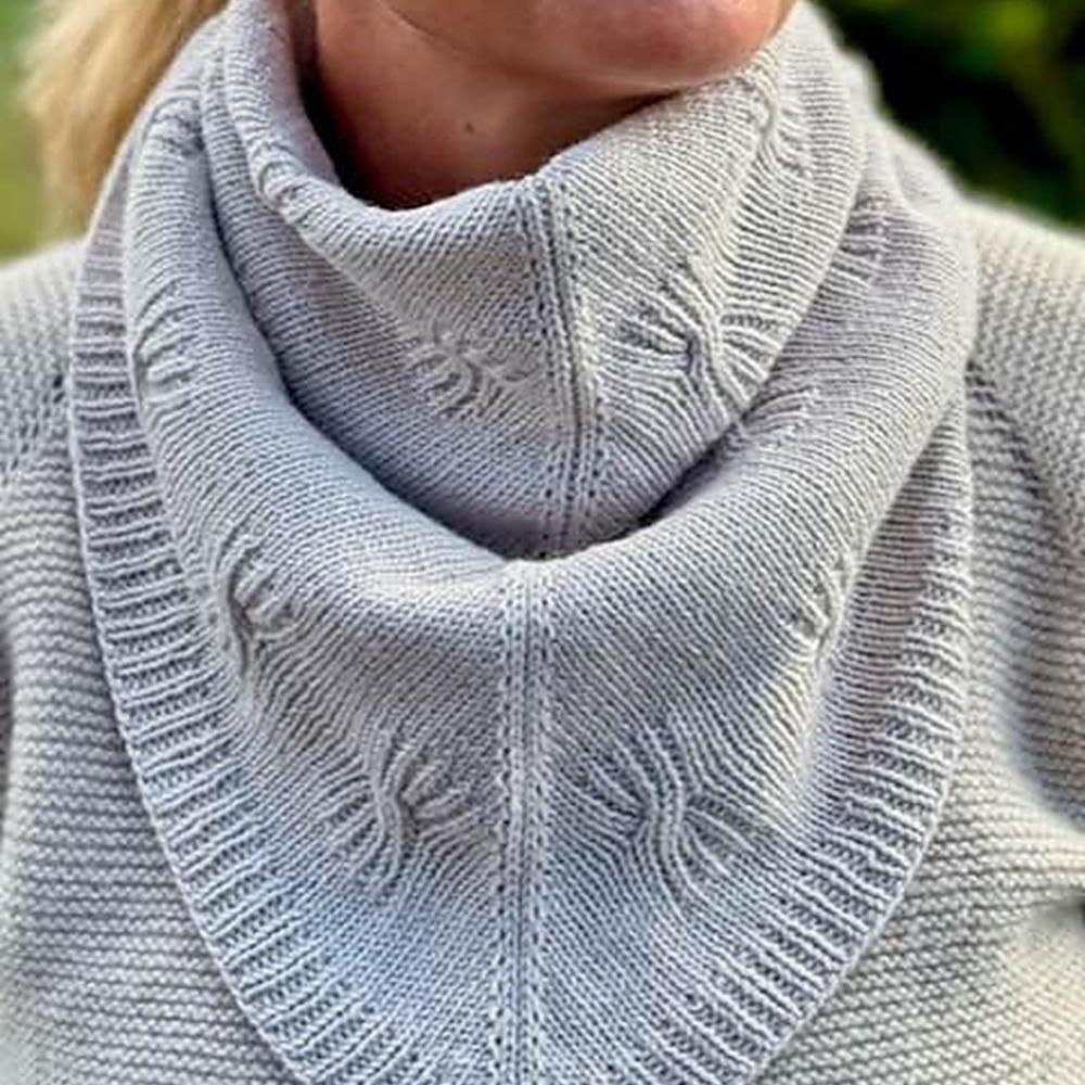 Вязаная спицами красивая треугольная шаль Fika