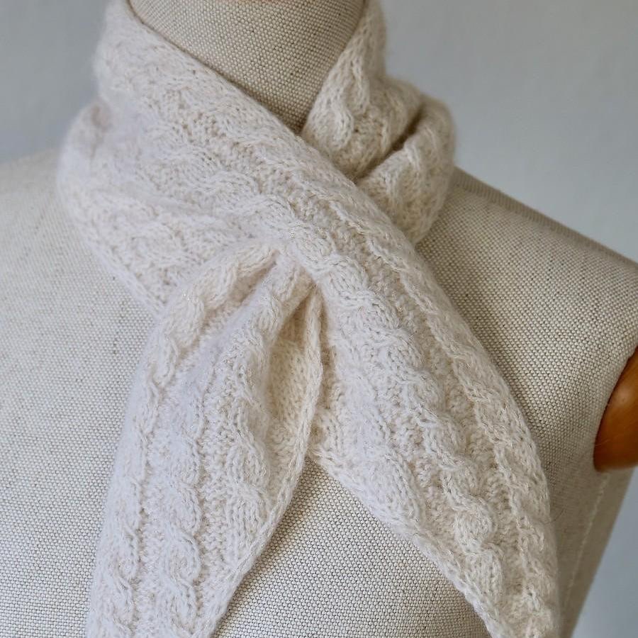 Вязаный спицами красивый двусторонний шарф косами Little Turnaround