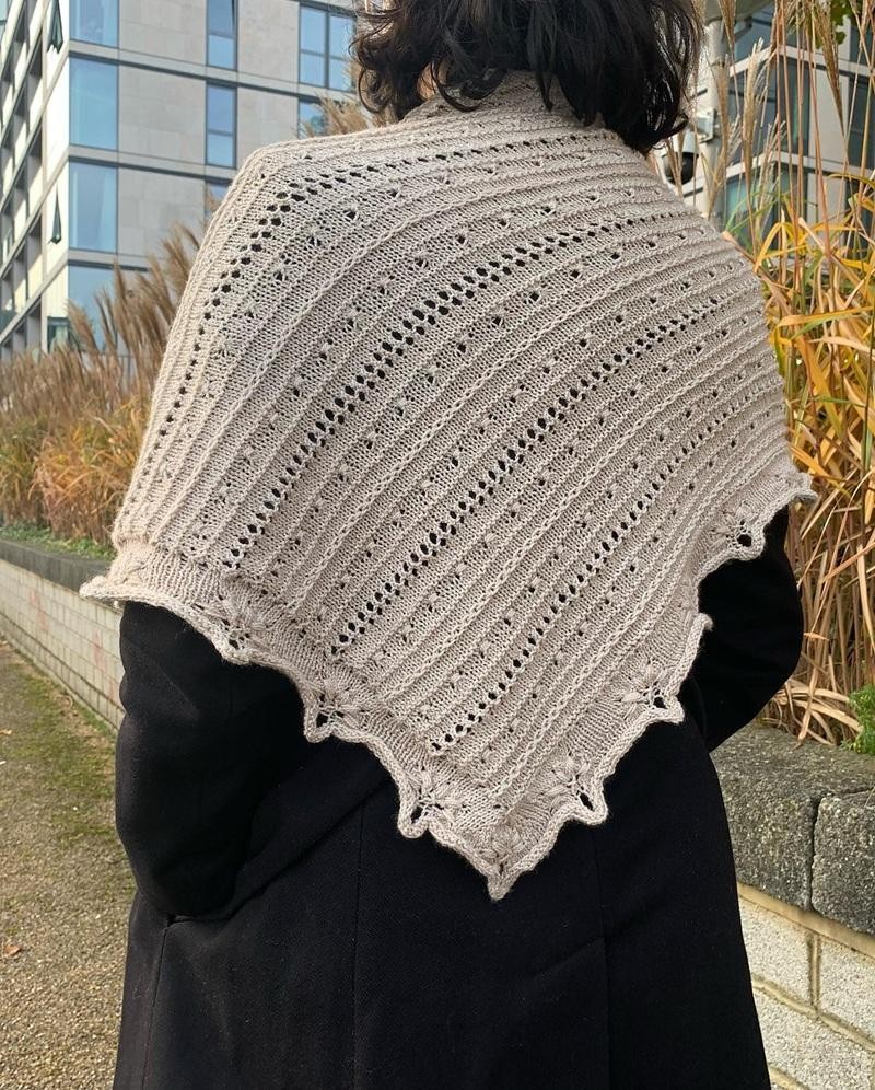 Текстурная шаль спицами