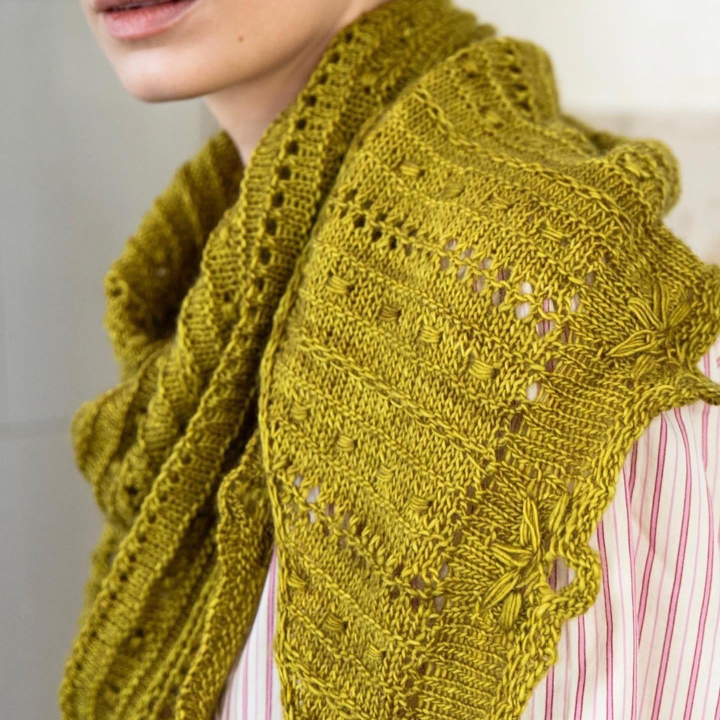 Вязаная спицами красивая текстурная шаль Rendado