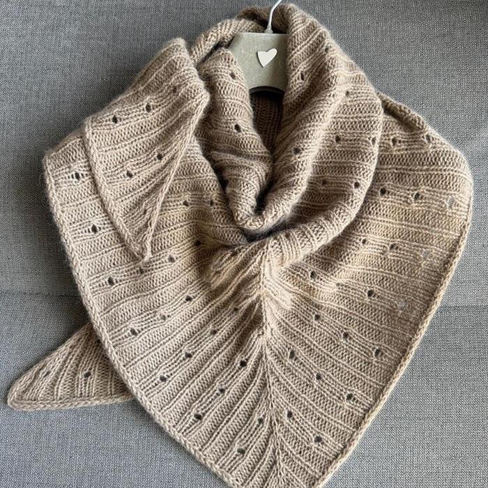 Вязаная спицами элегантная шаль Rikke Scarf no 2