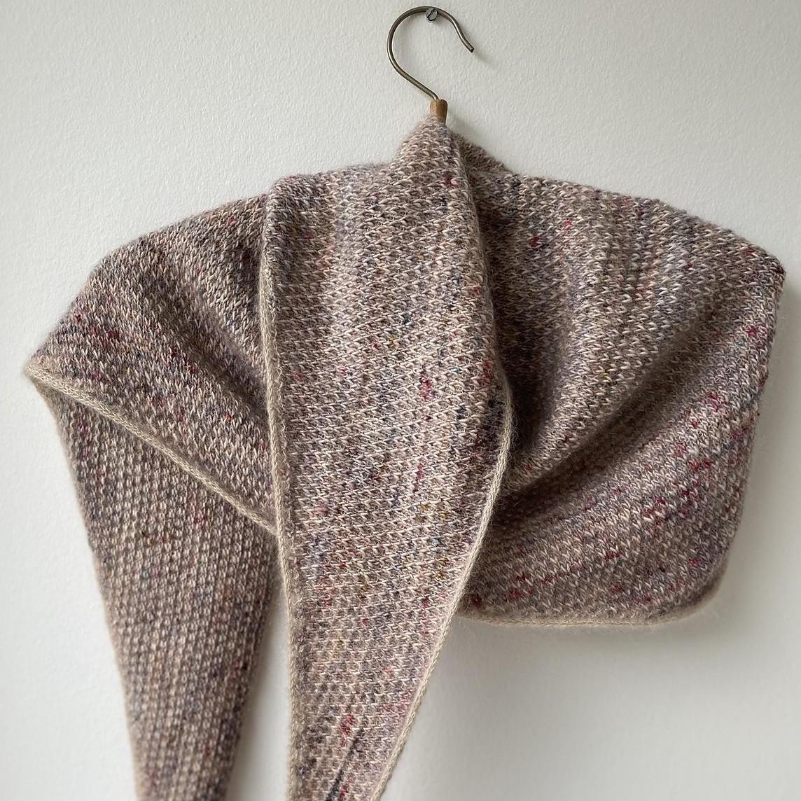 Вязаная спицами простая текстурная шаль Uptown