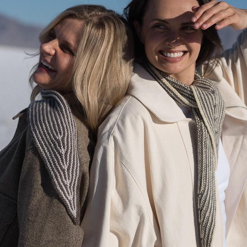 Узкий двухцветный шарф вязаный спицами платочной вязкой Wendover