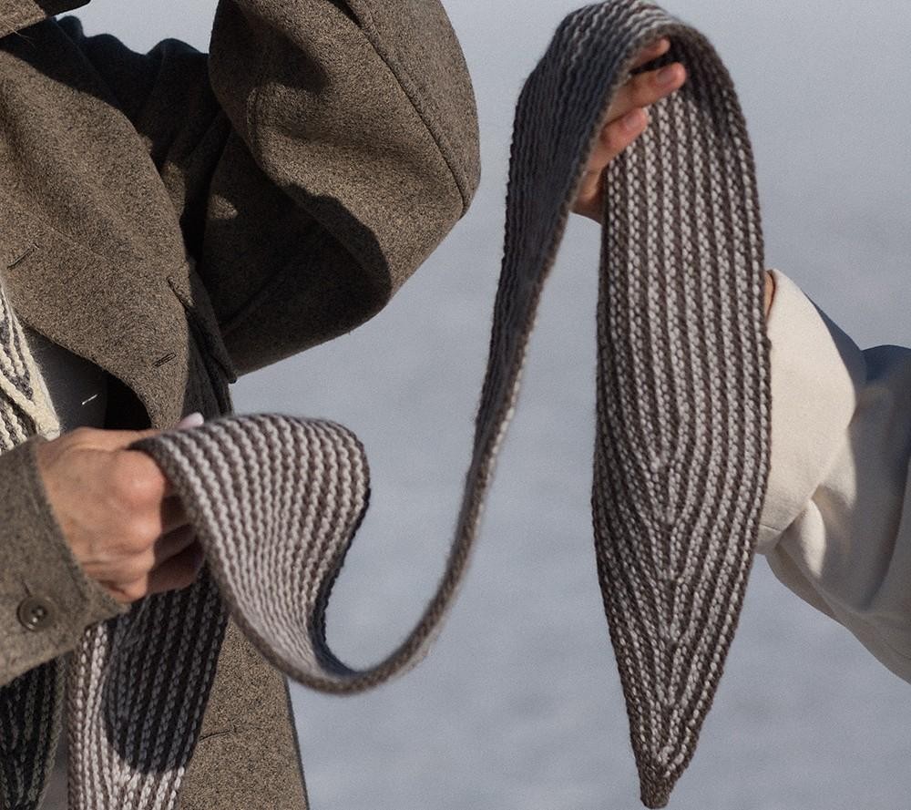 Модный узкий шарфик спицами