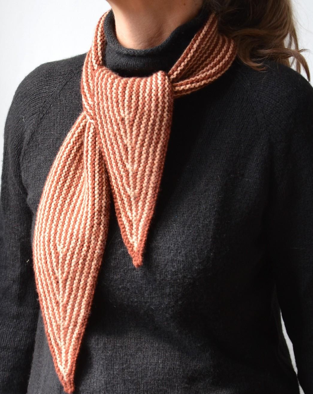 Модный узкий шарфик спицами