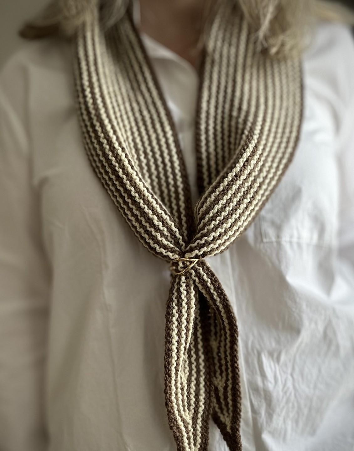 Модный узкий шарфик спицами