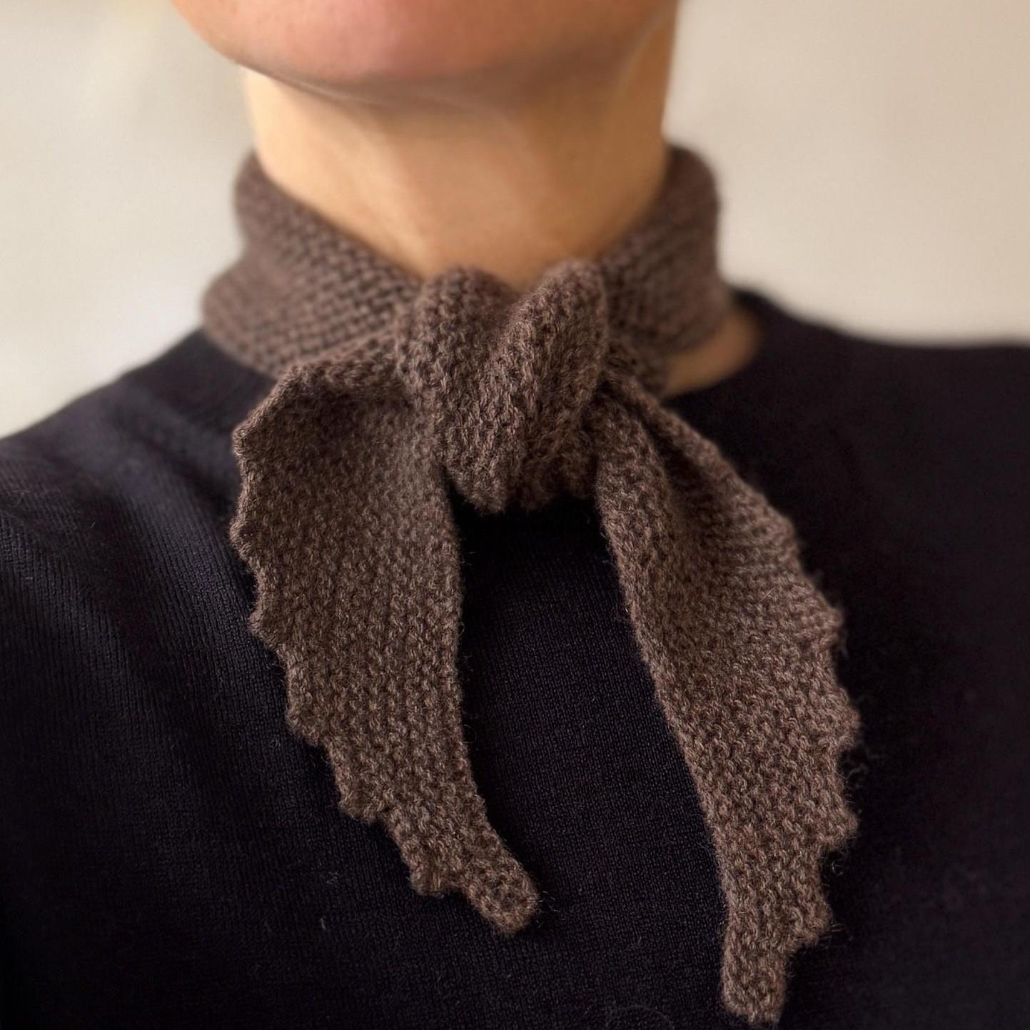 Вязаный спицами кашемировый узкий шарфик с красивыми кромками Wings