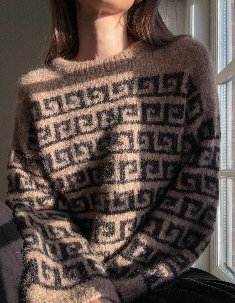 Жаккардовый свитер спицами