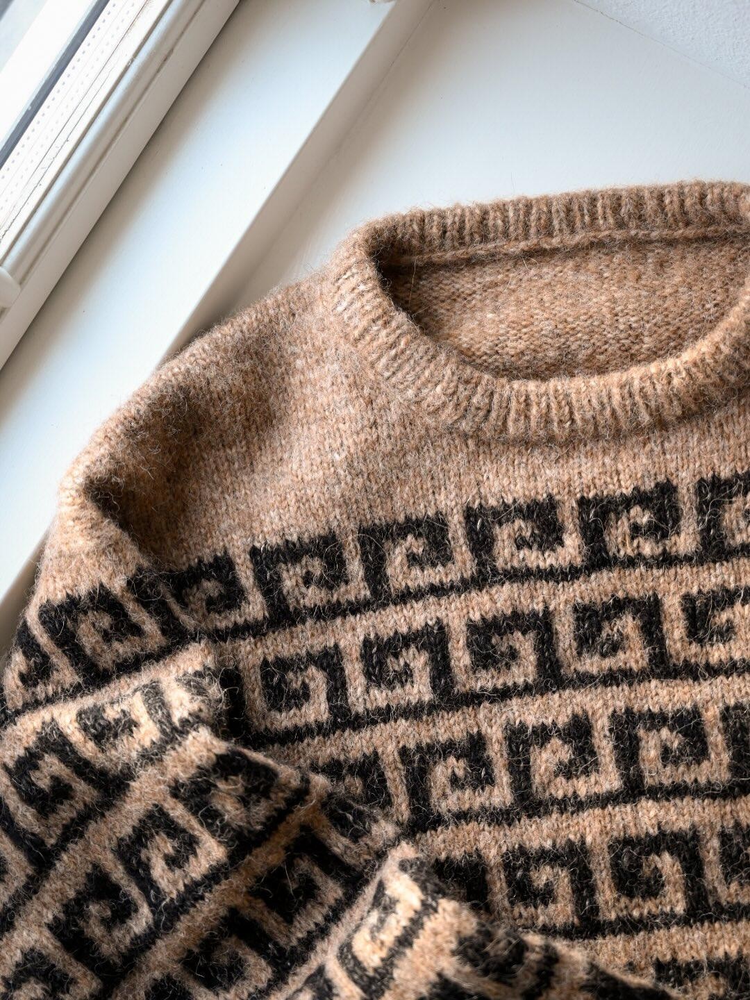 Жаккардовый свитер спицами