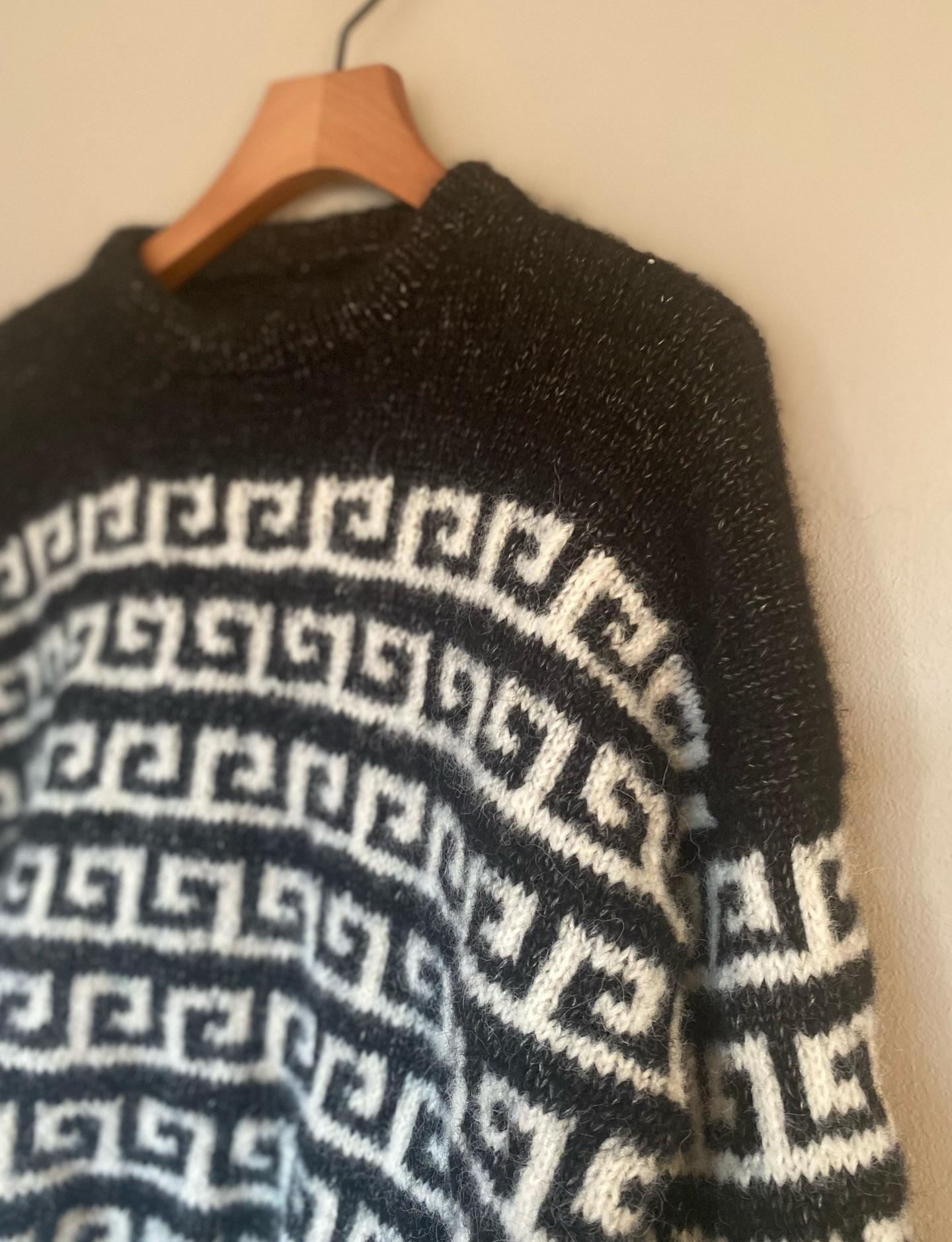 Жаккардовый свитер спицами