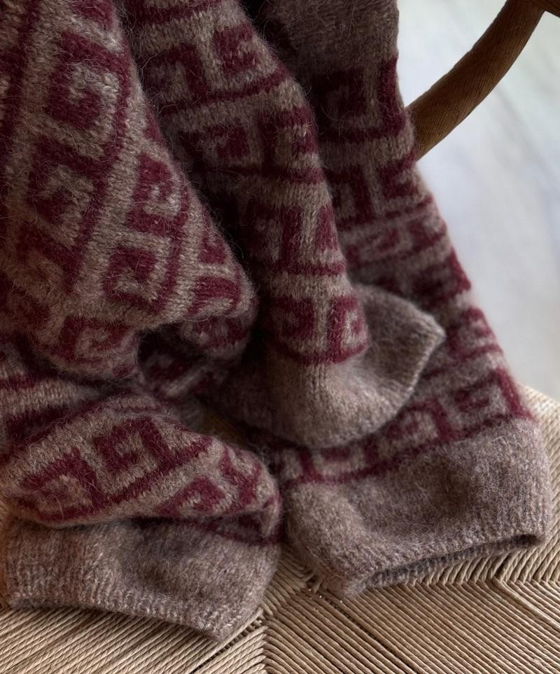 Жаккардовый свитер спицами