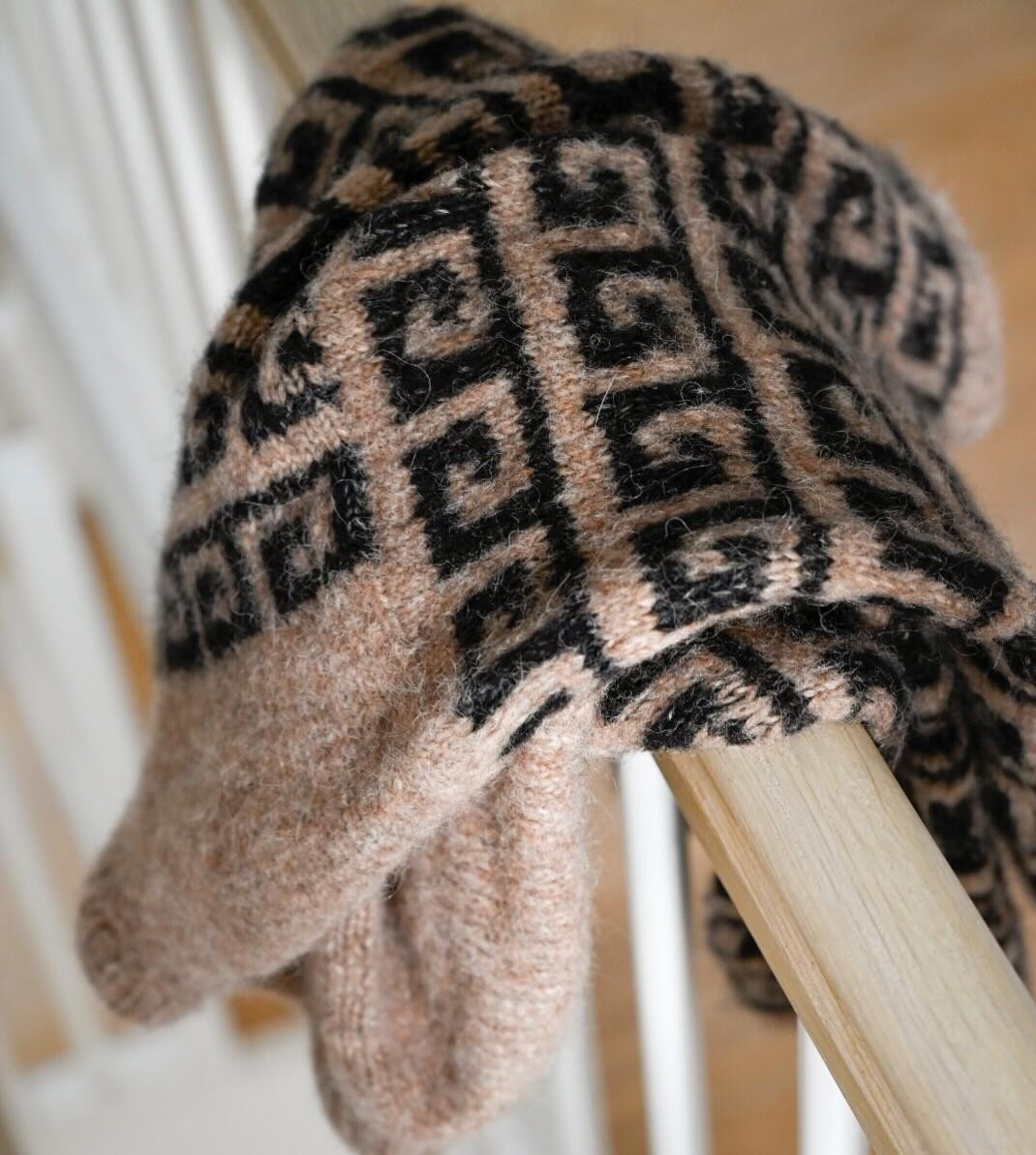 Жаккардовый свитер спицами