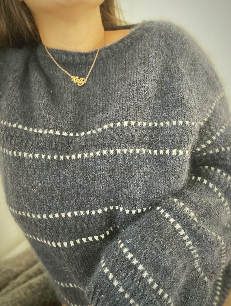 Красивый свитер-реглан