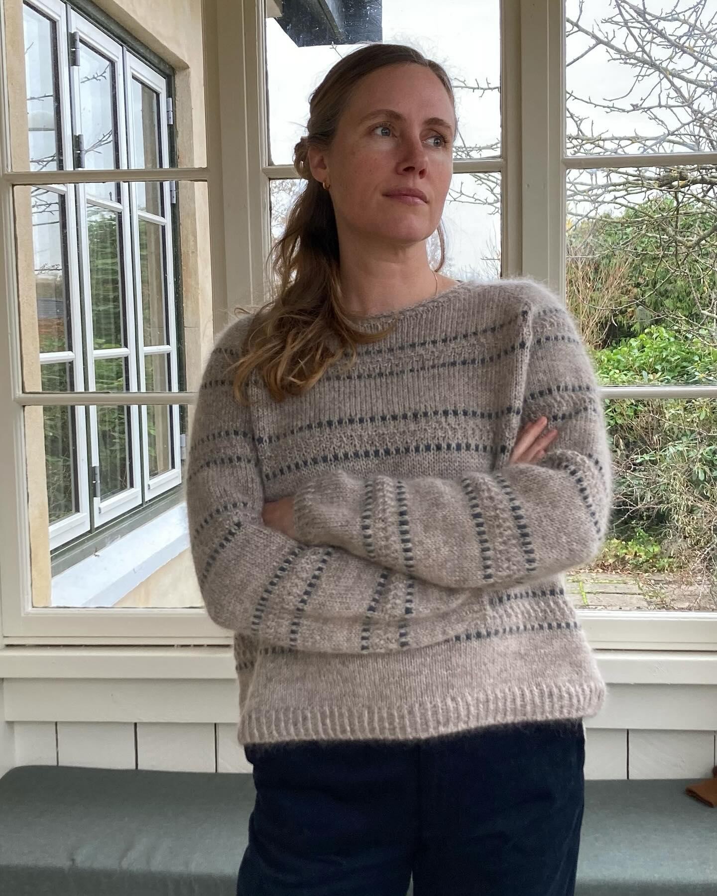 Красивый свитер-реглан