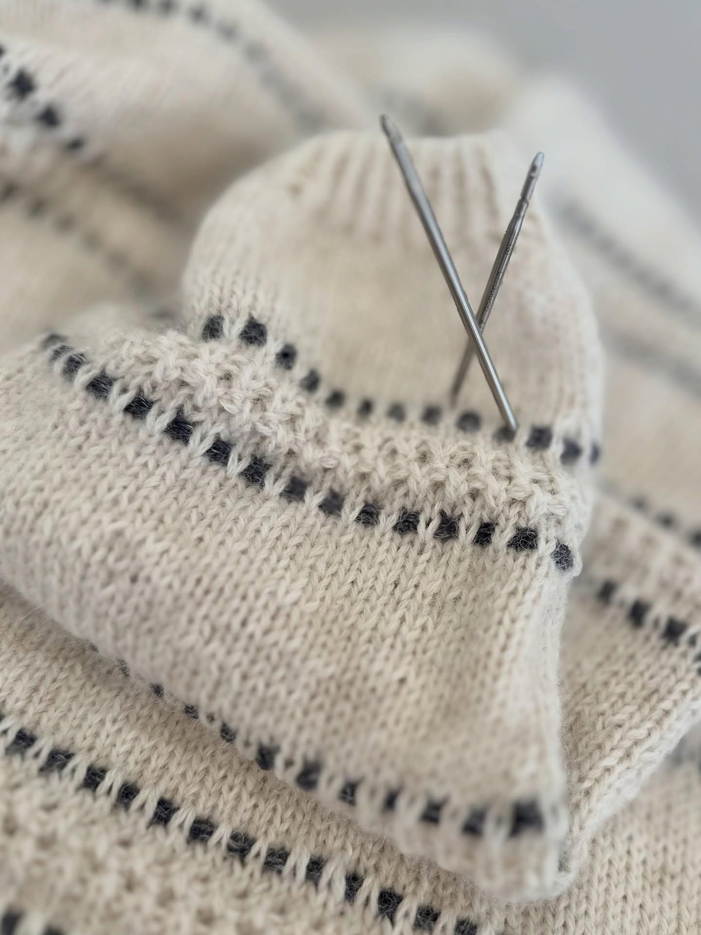 Красивый свитер-реглан