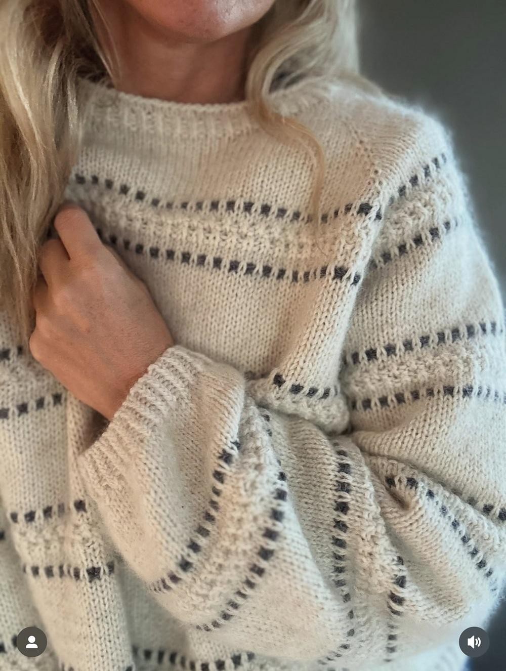 Красивый свитер-реглан