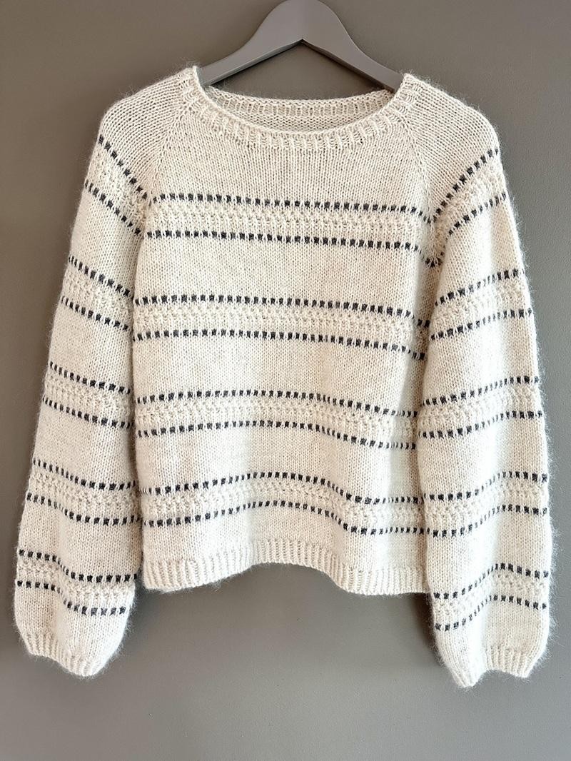 Красивый свитер-реглан