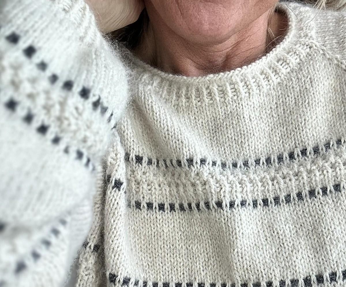 Красивый свитер-реглан